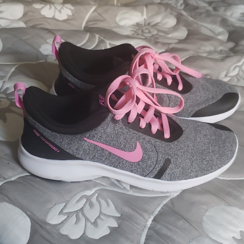 Nike women's 7.5 NWOT, gray black pink running